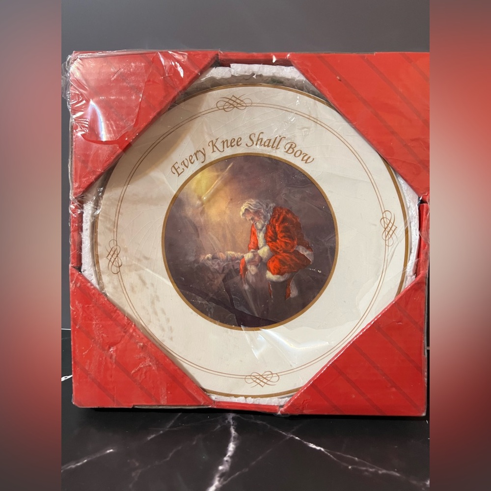 Decorative Wall Plate with Santa and manger scene, Every knee shall bow NEW